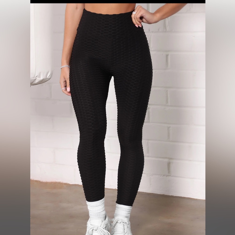 FASHION NOVA Textured Scrunch Butt Active Leggings